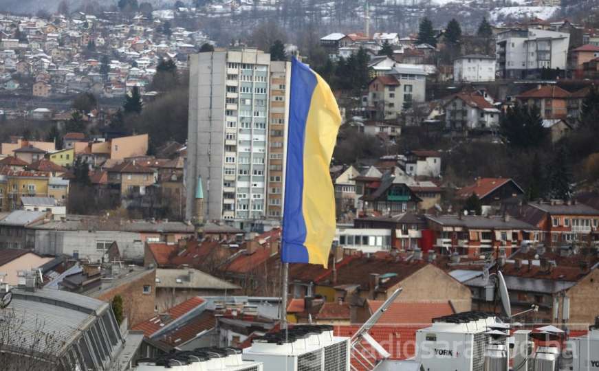 Zastava Ukrajine krasi zgradu Delegacije EU u Sarajevu
